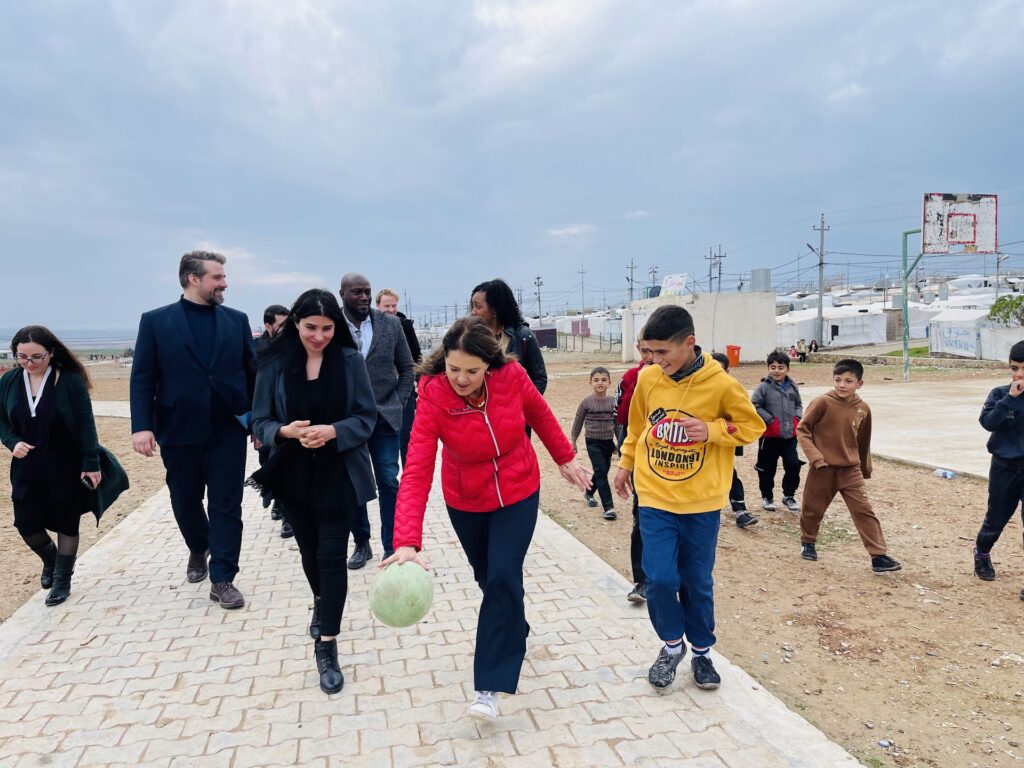 Dutch delegation with Yezidi IDPs
