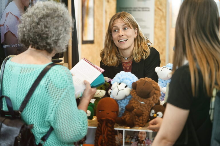 Yezidi Women’s Voices Highlighted at Fair Handeln Messe in Stuttgart  - ©SEZ/Fotonoid